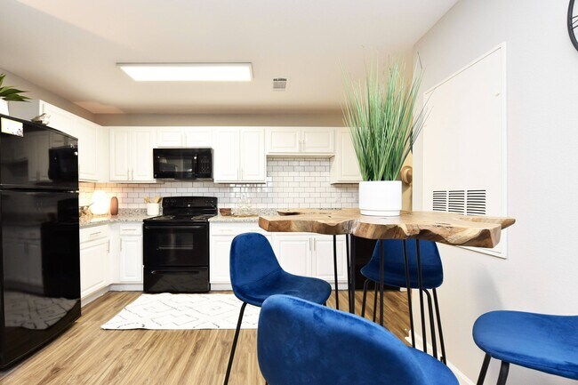 Cocina con protector contra salpicaduras y gabinetes modernos - Grayson