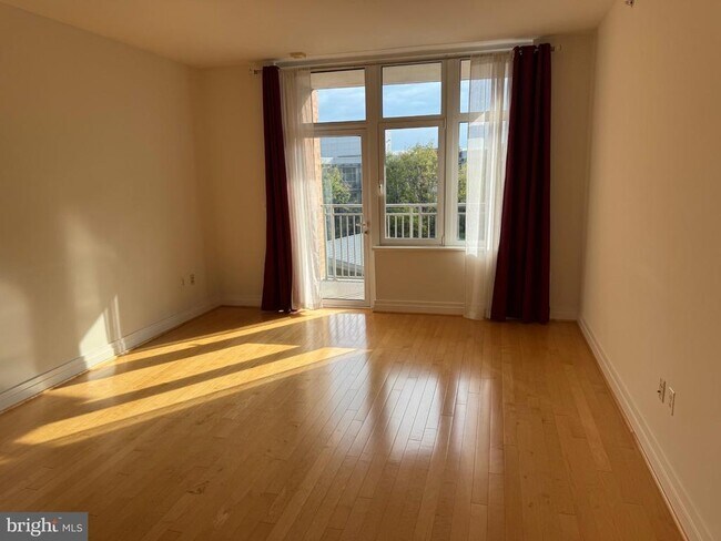 Foto del edificio - 8220 Crestwood Heights Dr