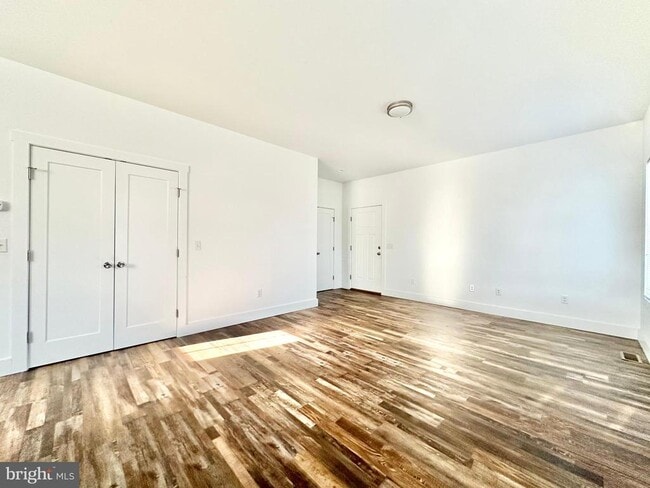 Foto del edificio - 350 N Main St