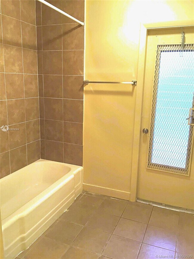 Foto del edificio - 1437 NE 56th St