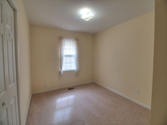 Building Photo - 3 Bedroom 2 Bath Home with New Carpet and ...