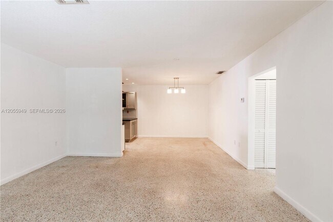Foto del edificio - 565 NE 160th Terrace