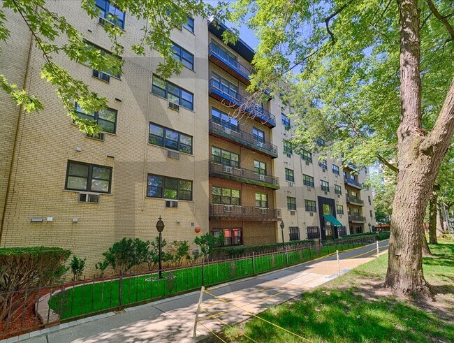 Building Photo - 445 W Barry Ave