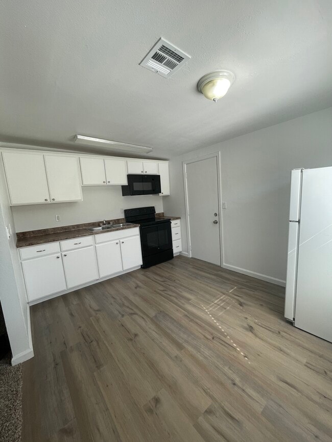 Building Photo - 1529 E Sunnyside Dr