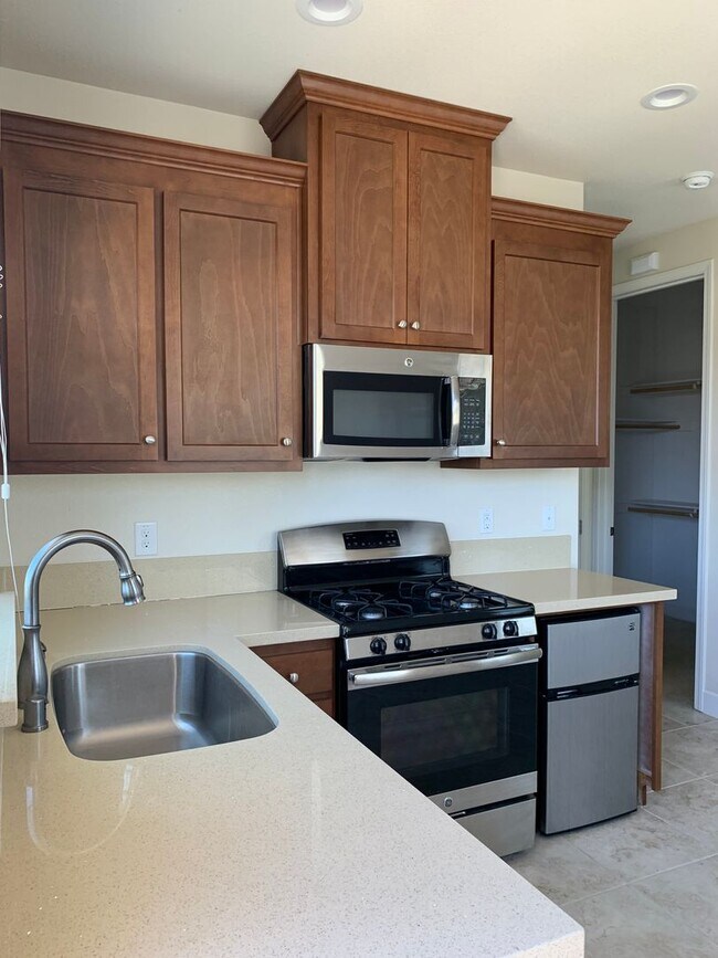 Foto del edificio - Nice 1 Bed 1 Bath upstairs apartment in the Cannery Neighborhood