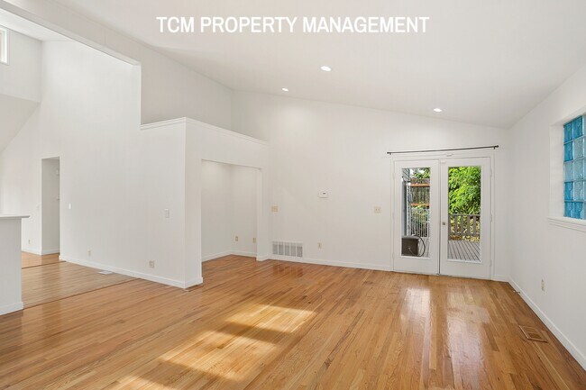 Building Photo - 1053 Lynnwood Ave NE