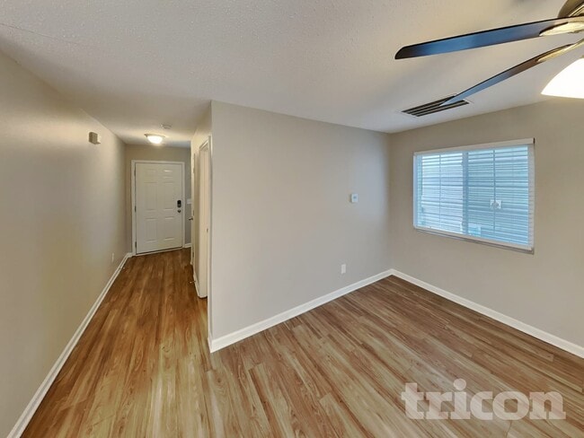 Foto del edificio - 1650 Coryton Way