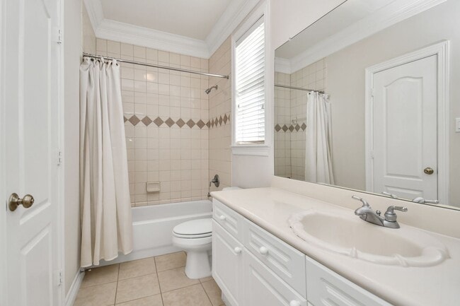 Building Photo - 833 Rosine St