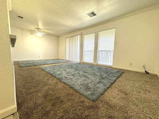 Building Photo - Cozy Condo 2 bed/1 bath Gated