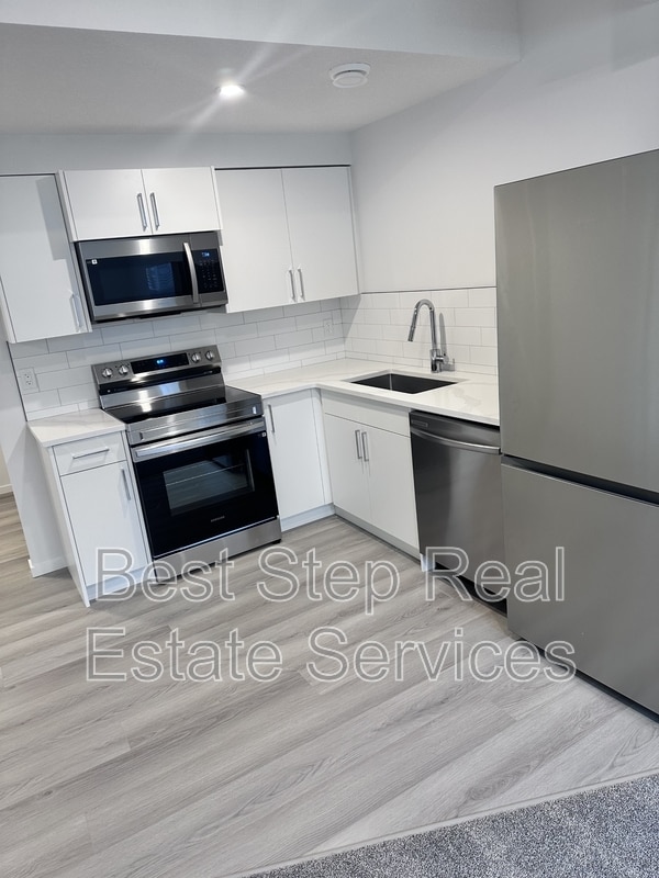 Photo du bâtiment - 7717-174A 174A Ave NW