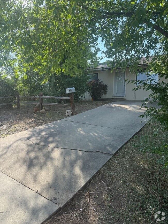 Building Photo - 946 Brookside Dr