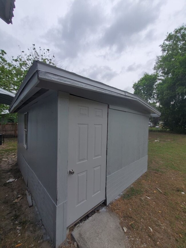 Building Photo - 3/1 Cute cozy single-family home! Apply for FREE This Holiday Season!