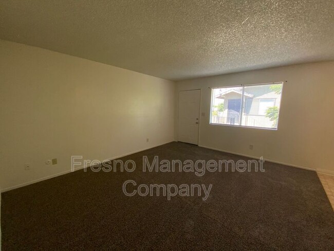 Building Photo - 655 W Ashlan Ave