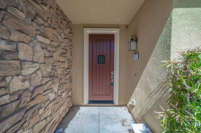 Building Photo - COMING SOON! 3 Bedroom Townhome for Rent in Valencia!