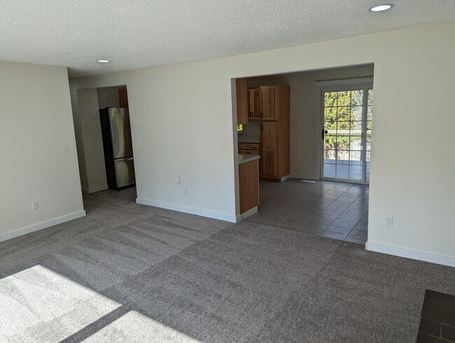 Building Photo - 3884 Madrona Dr SE