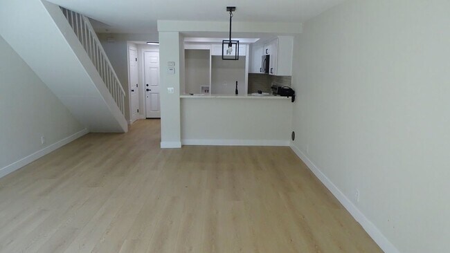 Building Photo - 905 S Mountain Ave