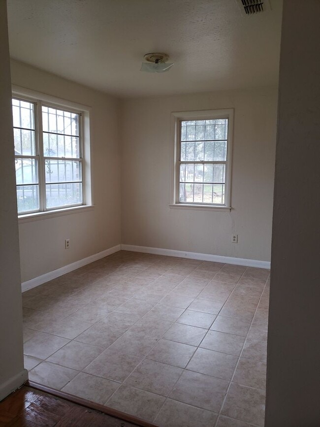 Building Photo - Nice brick home with gorgeous kitchen