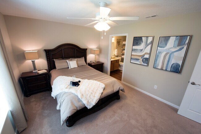 Amplio dormitorio principal con baño en suite y armario. - Redwood Fort Wayne Maplecrest Road
