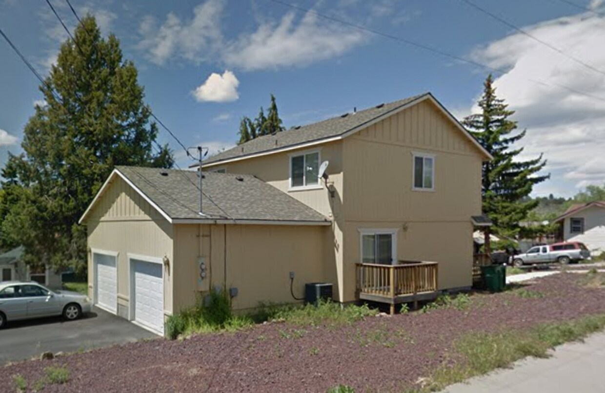 Foto principal - 2 Bedroom, 1.5 Bathroom - Upstairs/Downsta...