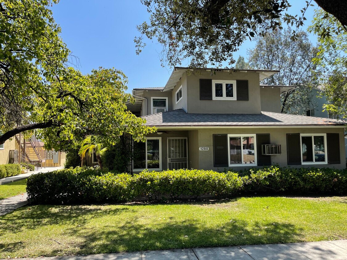 Primary Photo - 1280 N Altadena Dr