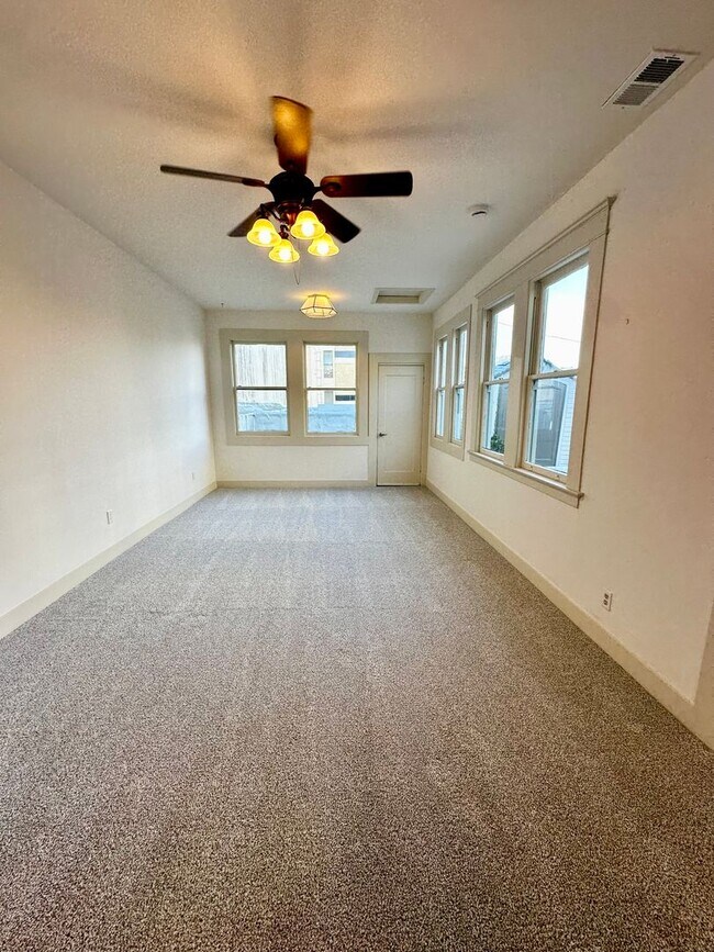 Building Photo - Beautiful 3 bedroom 2 bath flat in the Exc...