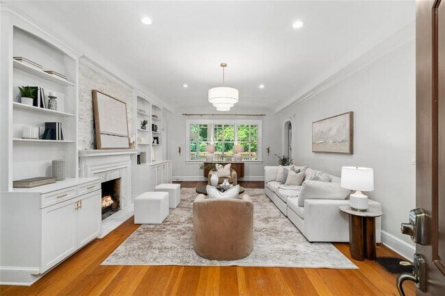 Foto del edificio - 582 Lakeshore Dr NE