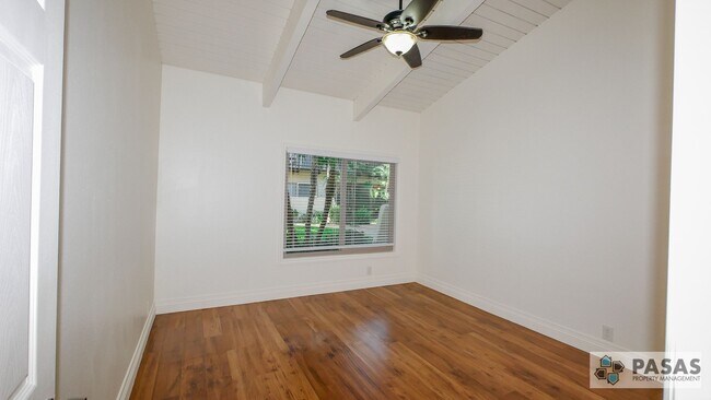 Foto del edificio - Point Loma Condo - Single-Story End Unit with Sunroom & 2 Covered Parking Spots