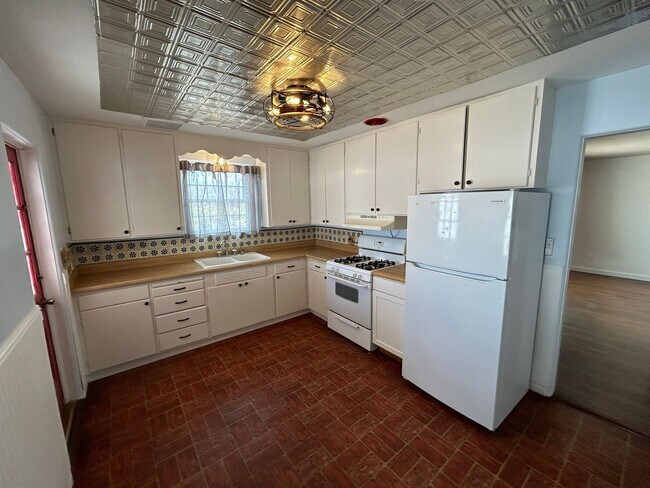 Building Photo - 456 N Horne