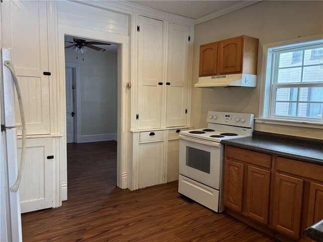 Building Photo - 49 Bridge St