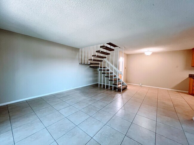 Building Photo - 3 Bedroom 1.5 Bath Condo in University Cit...