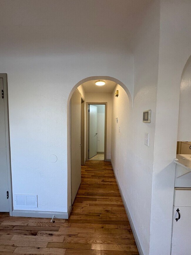 Building Photo - Newly Renovated 1 Bed 1 Bath Home