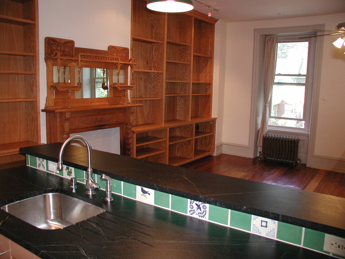 spacious living room / kitchen - 3720 Hamilton St