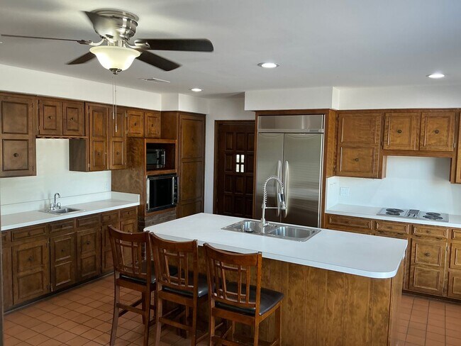Building Photo - Spacious 3/2.5 Home with Office+Den Neighb...