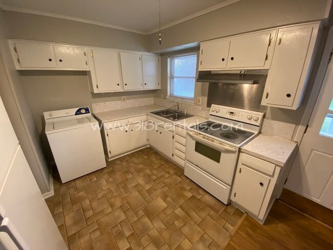 Building Photo - Swan Lake home available