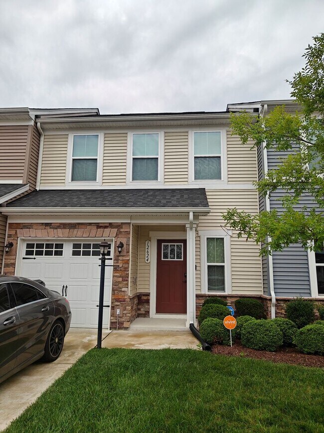 Building Photo - 3 bedroom townhome