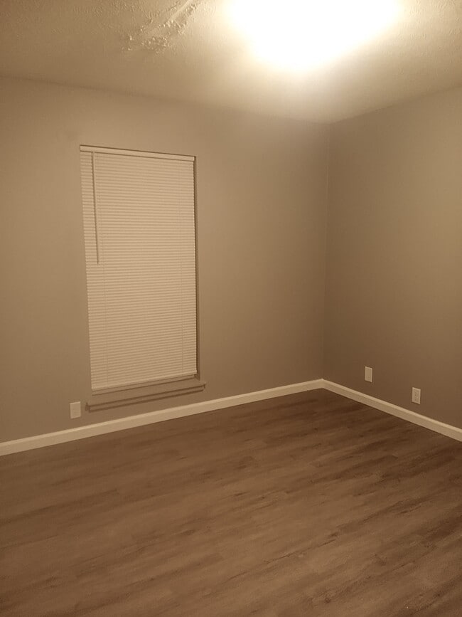 Building Photo - 715 ManApart