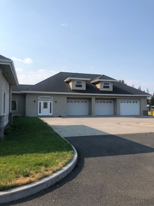 Foto del edificio - Spacious Redmond Estate on 14 Acres – 4,300+ Sq Ft, Pastures, 4-Car Garage