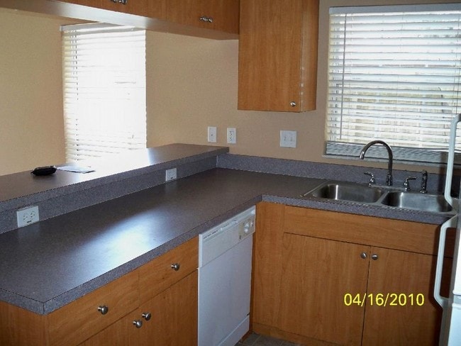 Foto del edificio - 2Br 1 Ba end unit