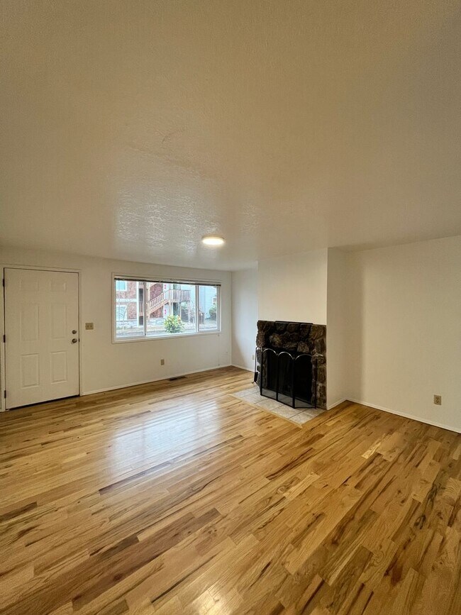 Building Photo - Sellwood Triplex