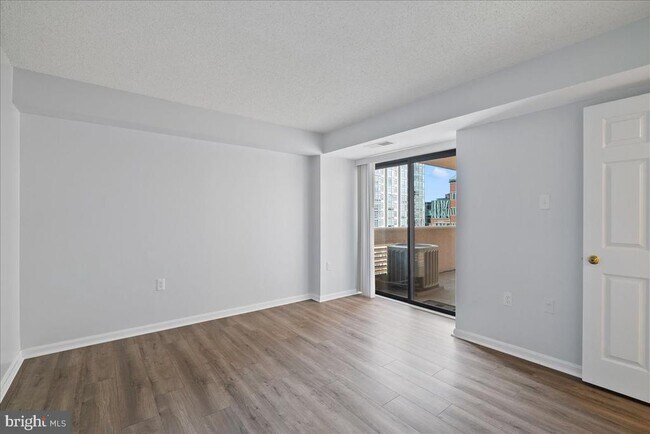 Foto del edificio - 1301 N Courthouse Rd