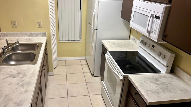 Building Photo - Spacious 3 bedroom condo, perfectly located near shopping & attractions!