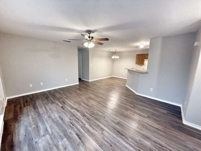 Foto del edificio - Spacious 3 Bedroom, 2 Bath Duplex with 1-C...