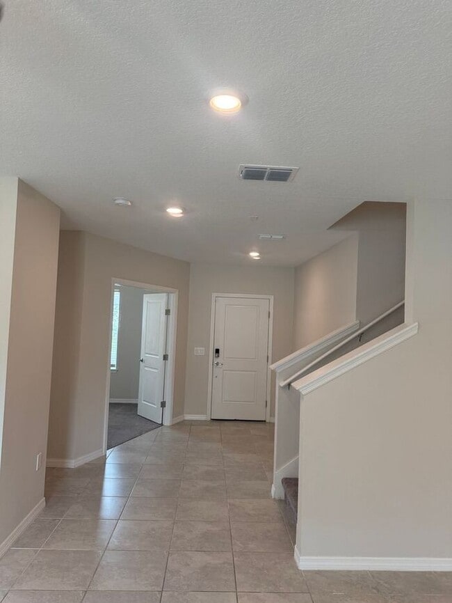 Building Photo - Beautiful/Like New Home in Winter Haven