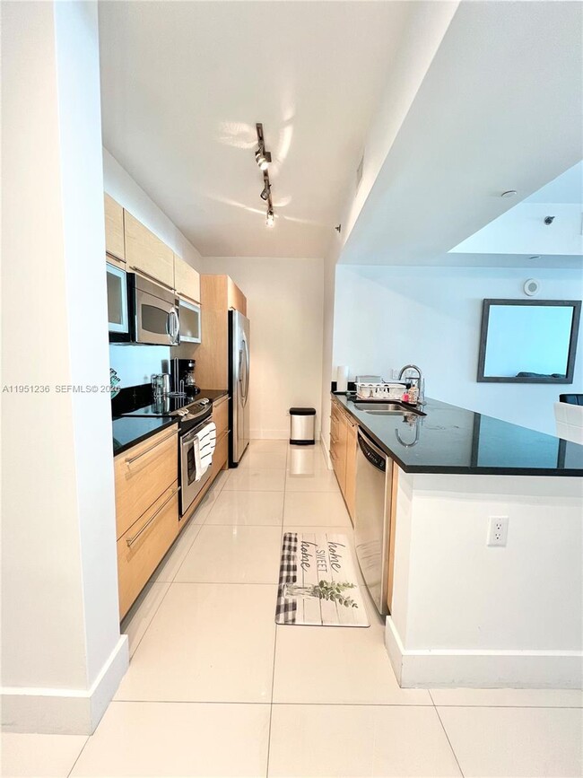 Building Photo - 950 Brickell Bay Dr