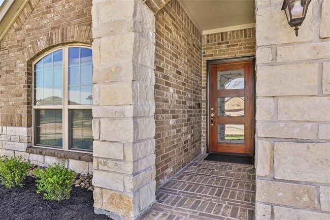 Building Photo - 18115 Van Berkel Ln