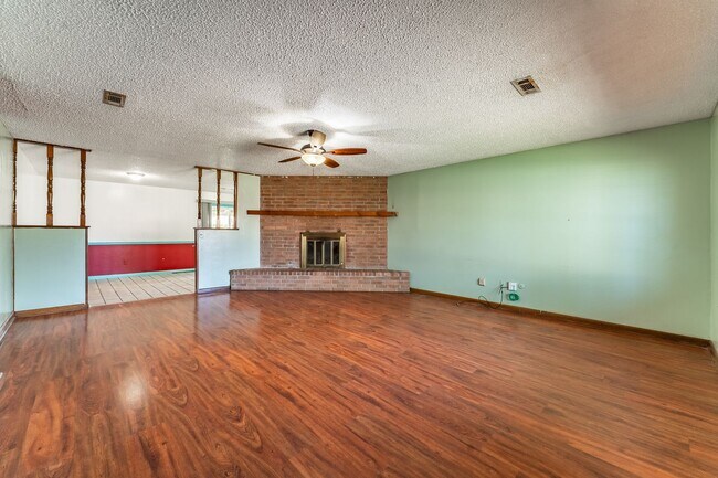 Building Photo - Charming 3-Bedroom Bentonville Rental: Pet...