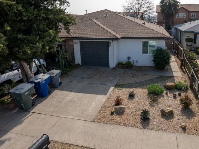 Building Photo - 5473 W Santa Ana Ave