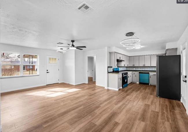 Building Photo - 4811 NW Lindy Ave