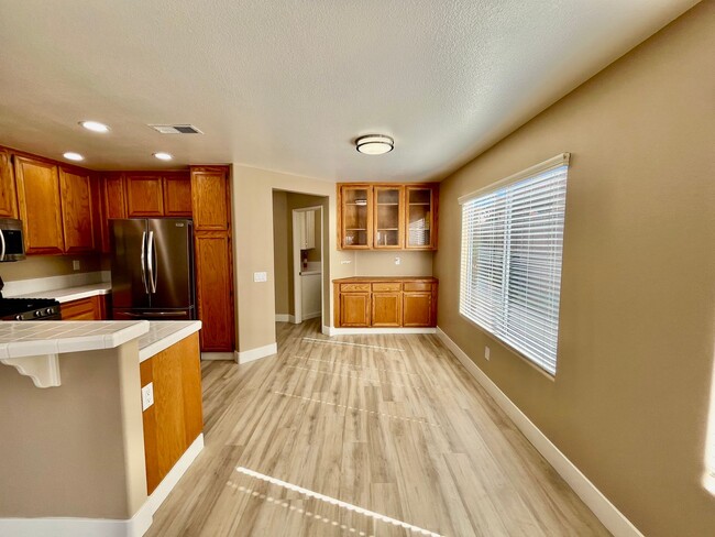 Foto del edificio - Bright and spacious 3 bed / 3 bath single-family home in the desirable Rancho Del Oro area of Oce...