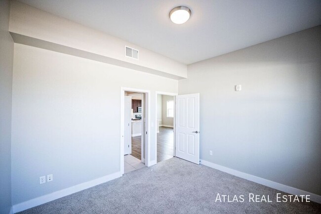 Building Photo - Beautiful 2 Bed 2 Bath Corner Apartment on...